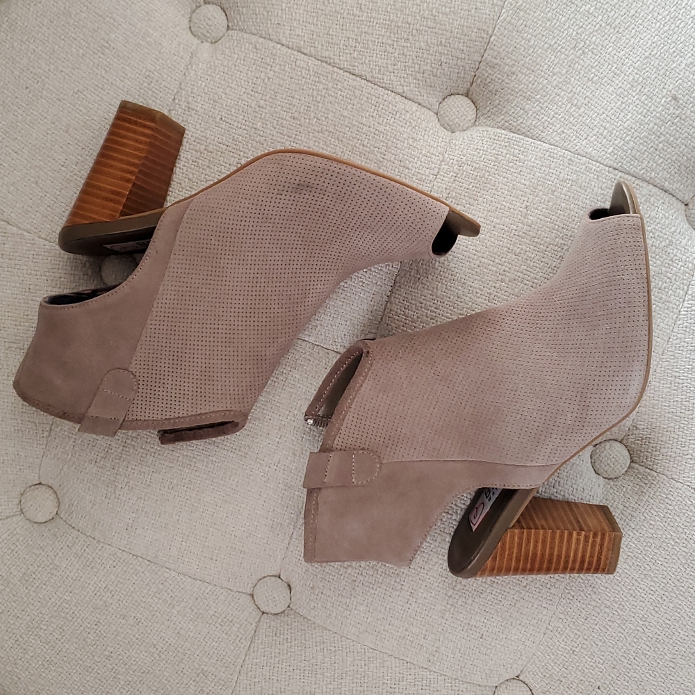 Blondo Peekaboo Neutral Taupe Wooden Heel Shoes Size 9